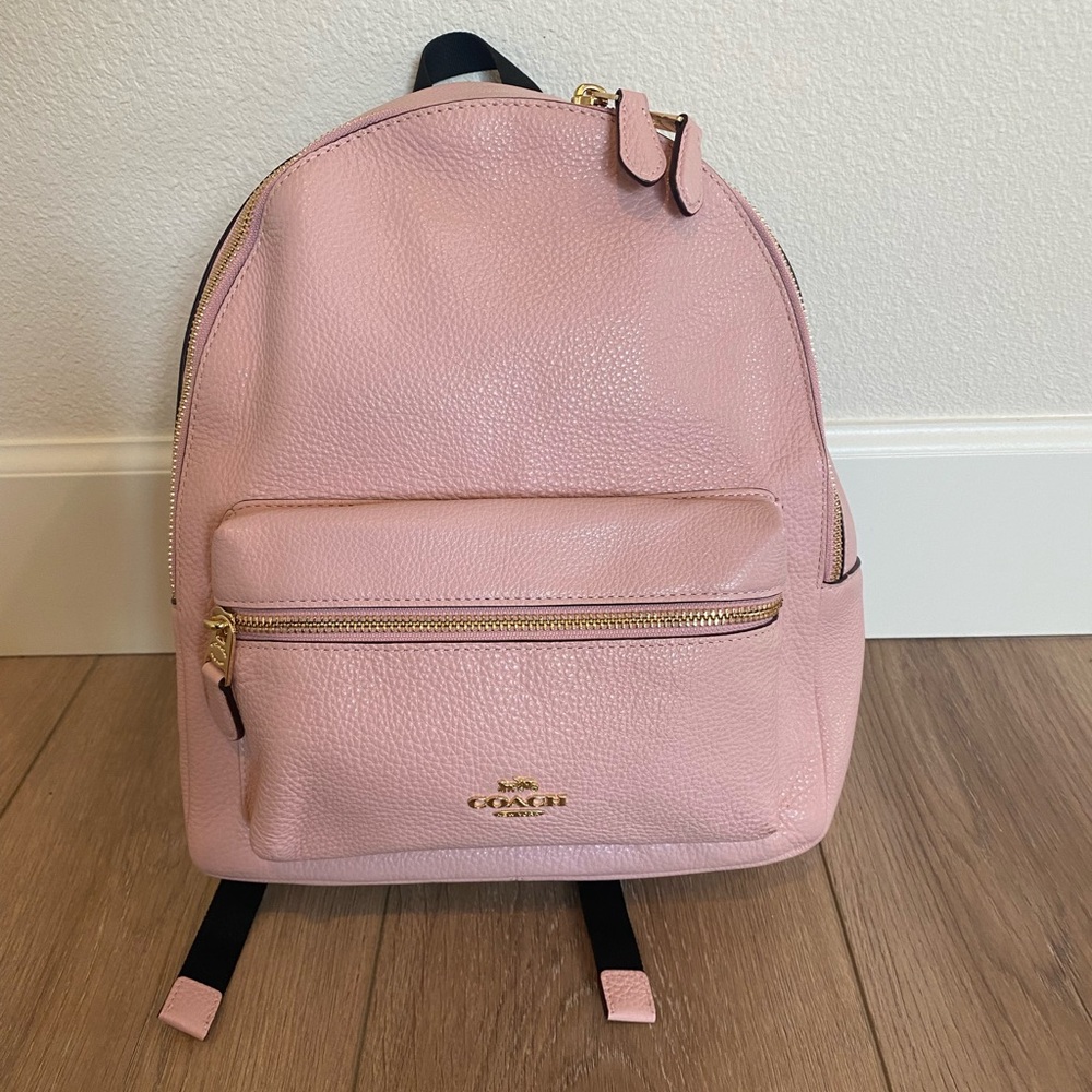New with tag MEDIUM CHARLIE BACKPACK (COACH 30550)
IM/BLOSSOM